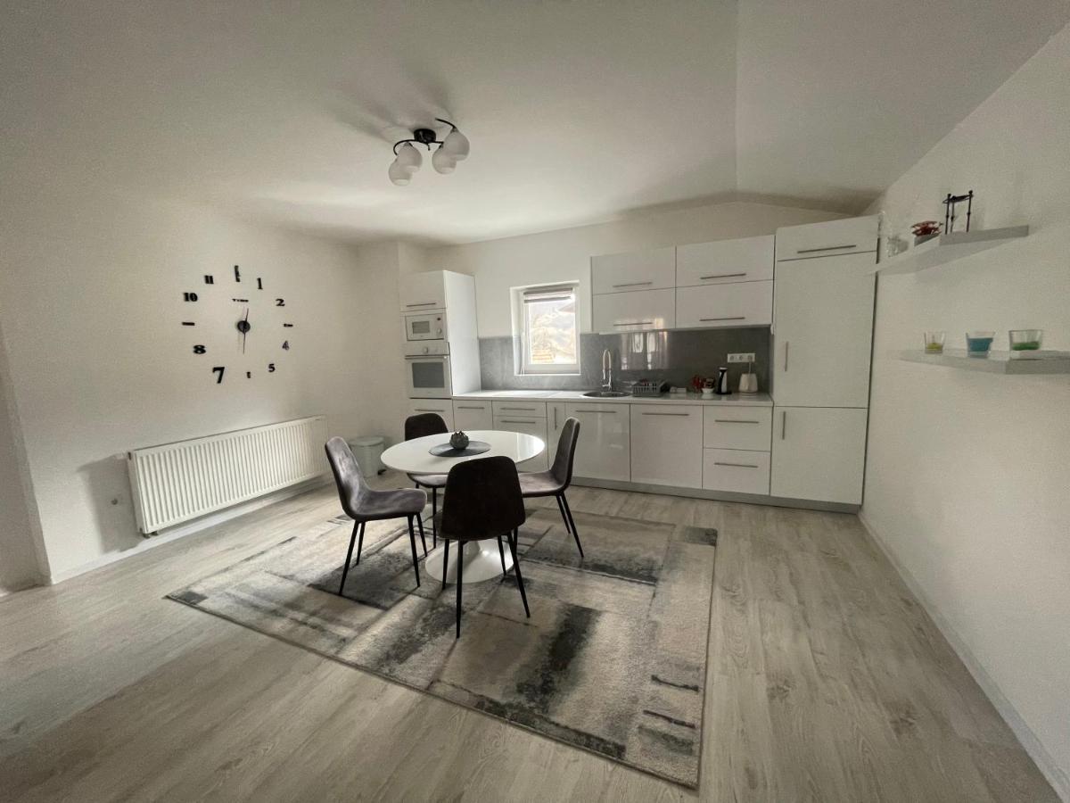 Kis Apartment *